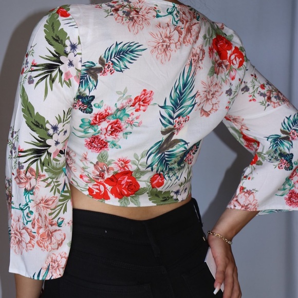 NWT Floral Top 🏷 - Picture 2 of 5
